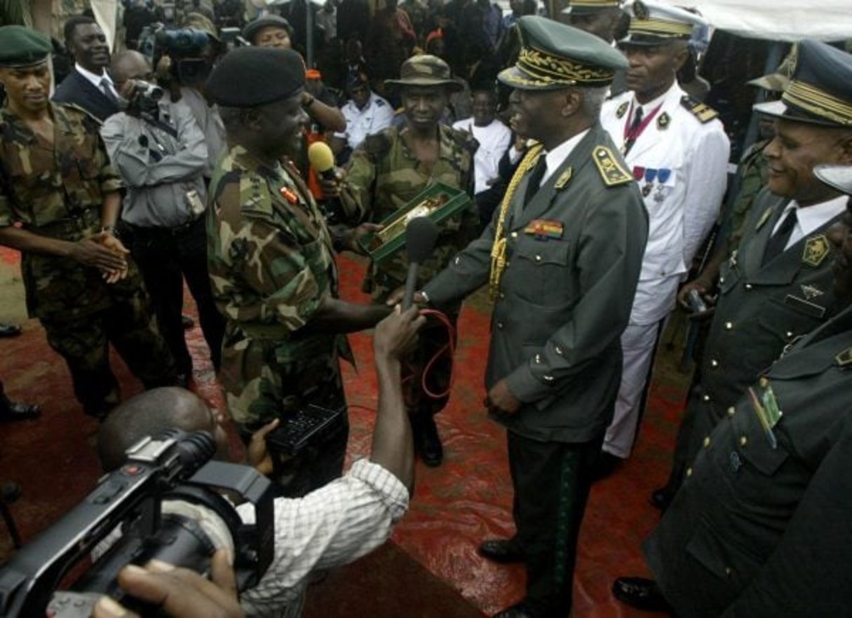 Le chef de l’armée nigérienne Martin Luther Agwai (gauche) et son homologue camerounais Meka Rene Claude (droite), Nigéria, août 2006. © GEORGE OSODI/AP/SIPA