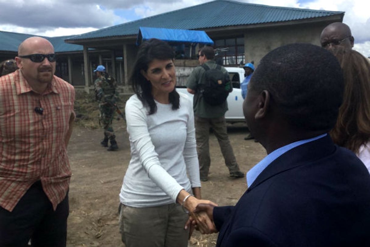 Nikki Haley, ambassadrice des Etats-Unis auprès de l’ONU, lors d’une visite à des déplacés à Kitchanga, dans le Nord-Kivu. © DR / Département d’État américain