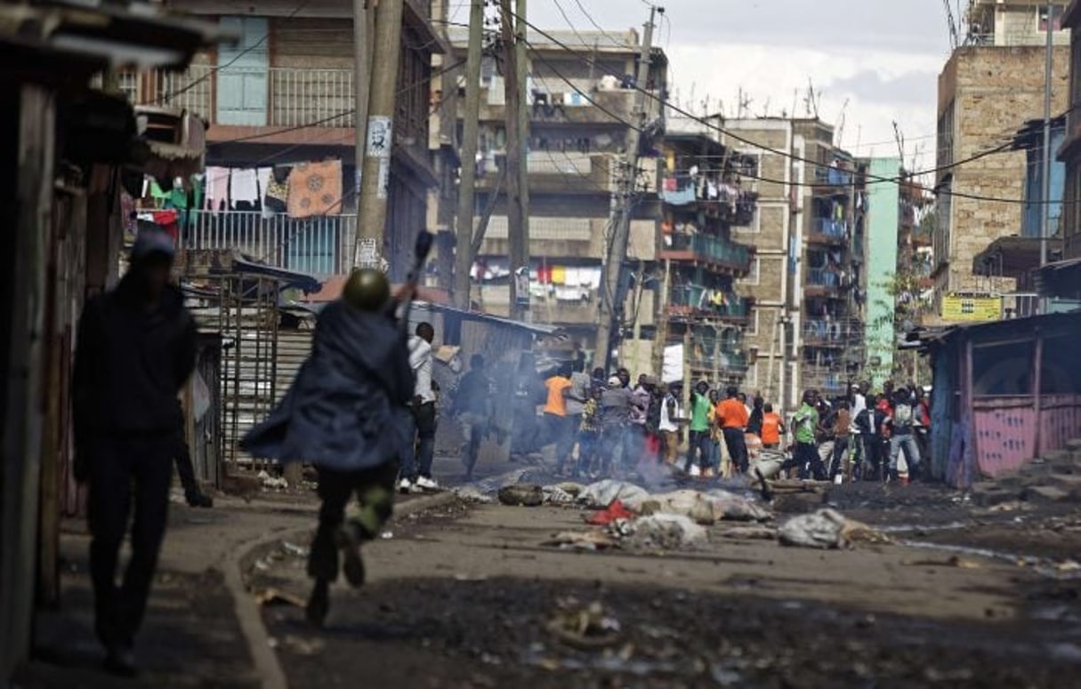 La police anti émeutes charge des manifestants dans le bidonville de Mathare, à Nairobi, le 26 octobre 2017. © Ben Curtis/AP/SIPA