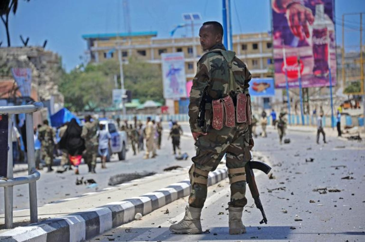 Un membre des forces de sécurité somaliennes sur les lieux d’un attentat, le 30 août 2016 à Mogadiscio. © AFP/Mohamed ABDIWAHAB