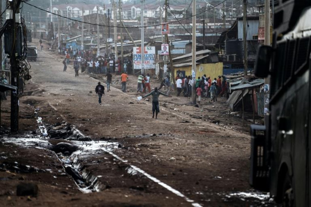 Des manifestants face à un canon à eau de la police kenyane dans le bidonville de Kawangware à Nairobi le 27 octobre 2017. © AFP/Marco LONGARI