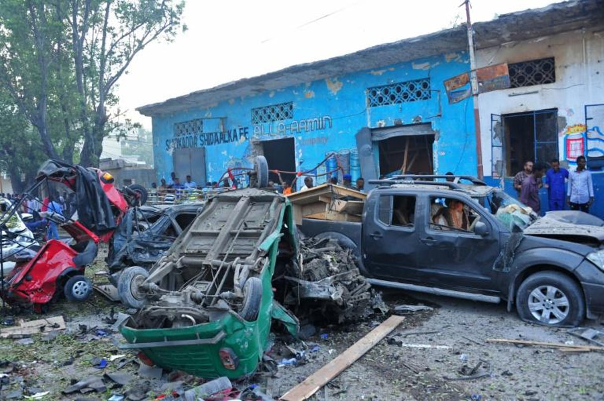 Sur les lieux de l’explosion de deux véhicules piégés, ayant tué au moins 14 personne, à Mogadiscio, le 28 octobre 2017. © AFP/Mohamed ABDIWAHAB