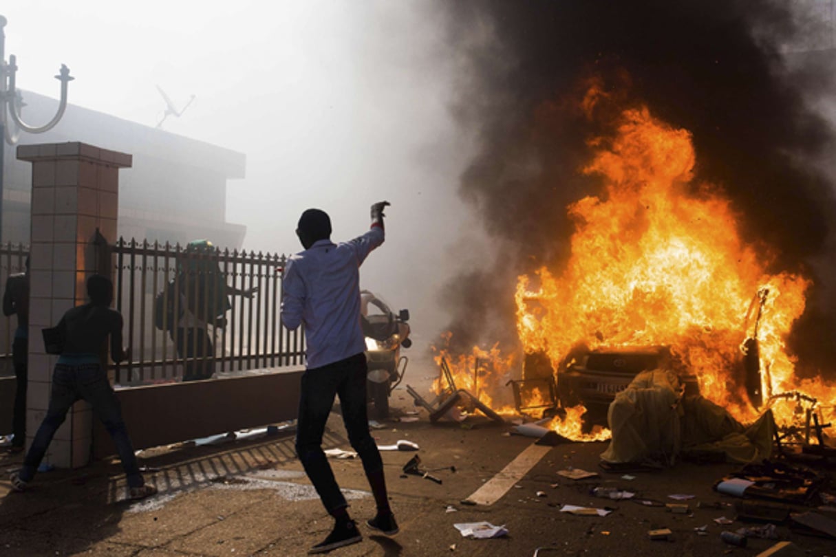 L’Assemblée nationale prise d’assaut par des manifestants avant le vote des députés le 30 octobre 2014. © Theo Renaut/AP/SIPA