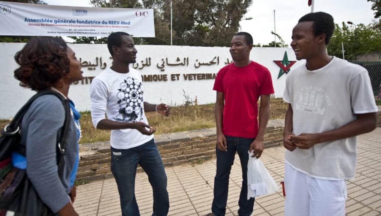 Étudiants d’origine subsaharienne à la sortie de la faculté de Rabat, le 26 septembre 2012. © Hassan Ouazzani pour Jeune Afrique