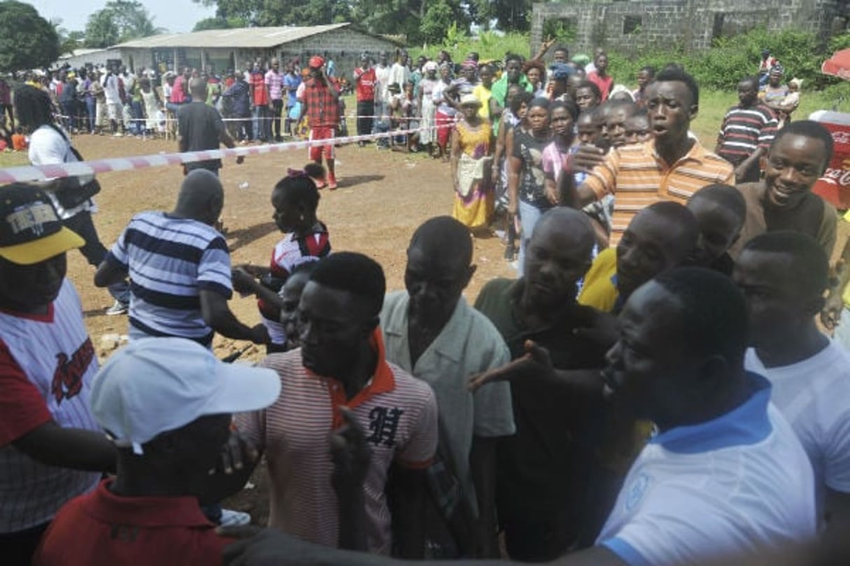 File d’attente devant un bureau de vote de Monrovia, au Liberia, le 10 octobre 2017 pour le premier tour de la présidentielle. © Abbas Dulleh/AP/SIPA