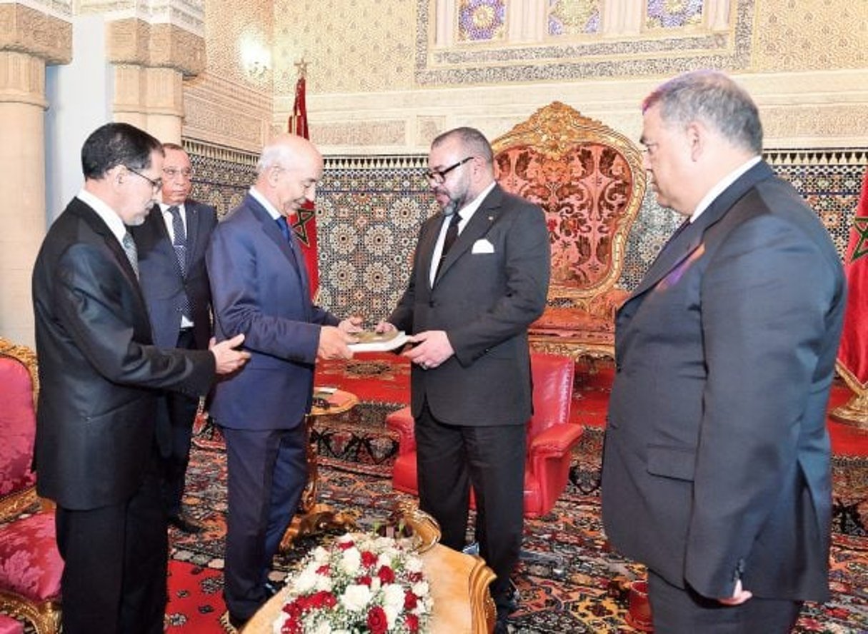 Driss Jettou remettant au roi son rapport, en présence du Premier ministre, Saadeddine El Othmani (à g.),le 24 octobre, à Rabat. © MAP