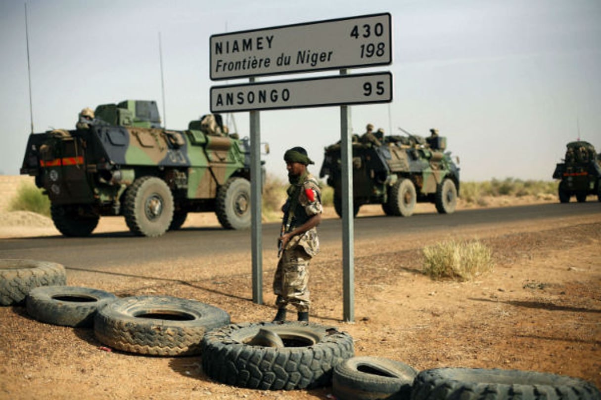 Des véhicules blindés de l’armée française sur la route qui mène à Gao, au Mali, le 6 février 2013. © Jerome Delay/AP/SIPA