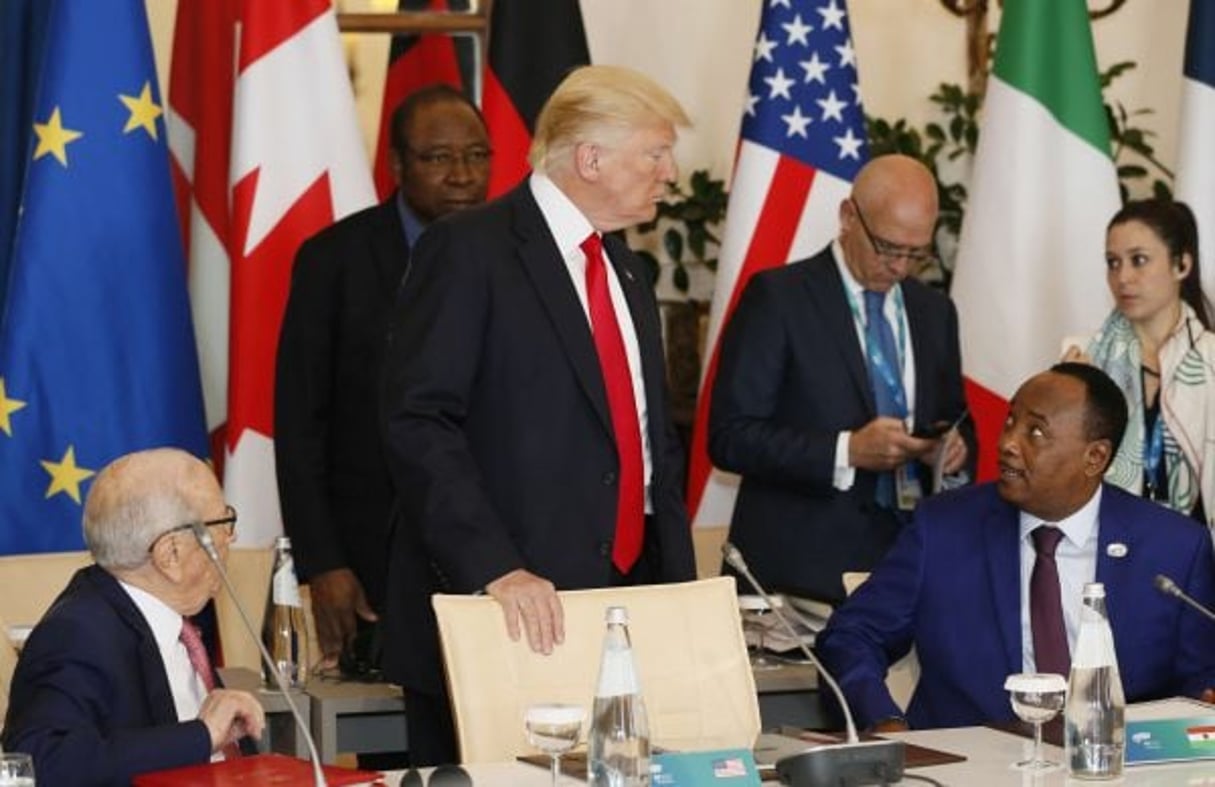 Donald Trump et le président du Niger, Mahamadou Issoufou, lors du G7 en Italie en mai 2017. © Domenico Stinellis/AP/SIPA