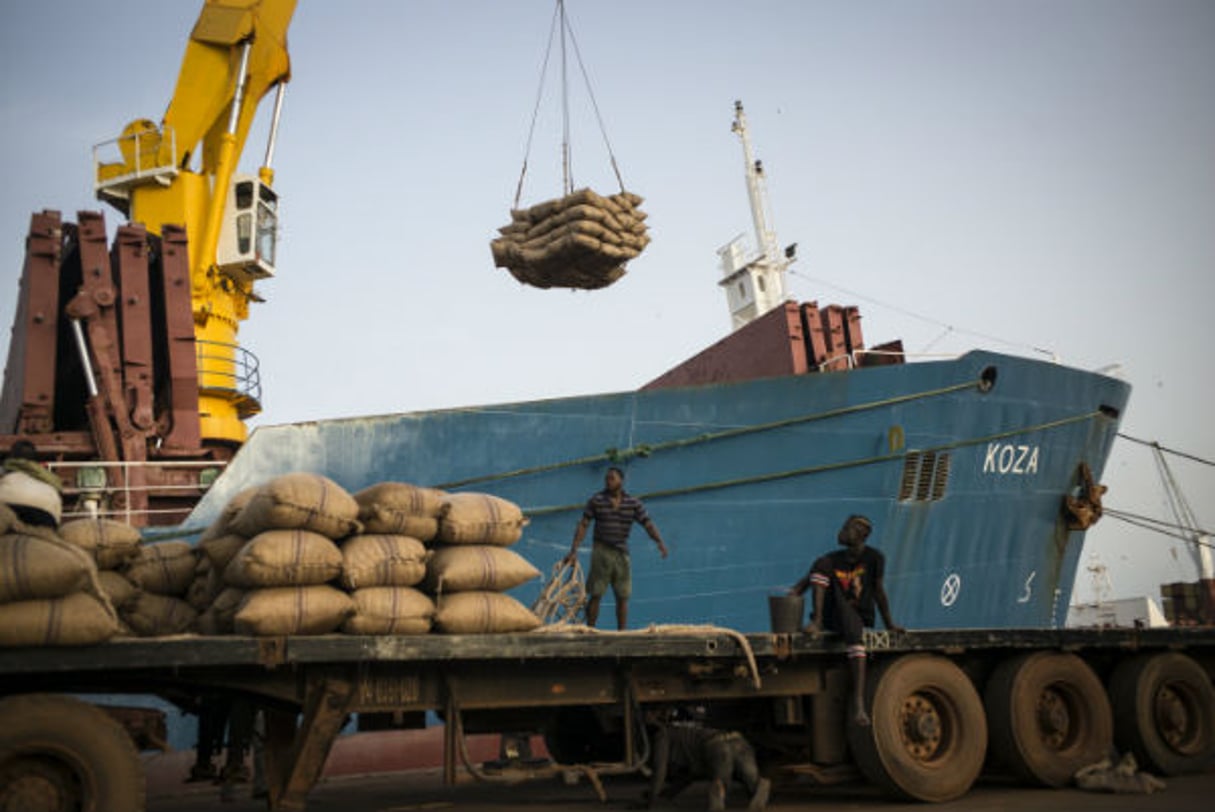 Chargement de noix de cajou au port de Bissau, en Guinée. © Sylvain Cherkaoui pour JA