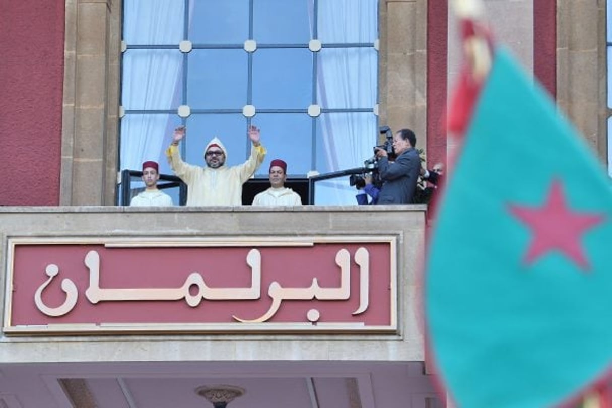 Le roi Mohammed VI entouré de son frère le prince Moulay Rachid et du prince héritier Moulay Hassan, à Rabat, le 13 octobre 2017. © AP/SIPA