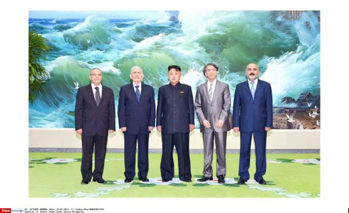 Pyongyang, juillet 2013. Kim Jong-un, le leader nord-coréen, avec une délégation syrienne. © Yonhap News/NEWSCOM/SIPA