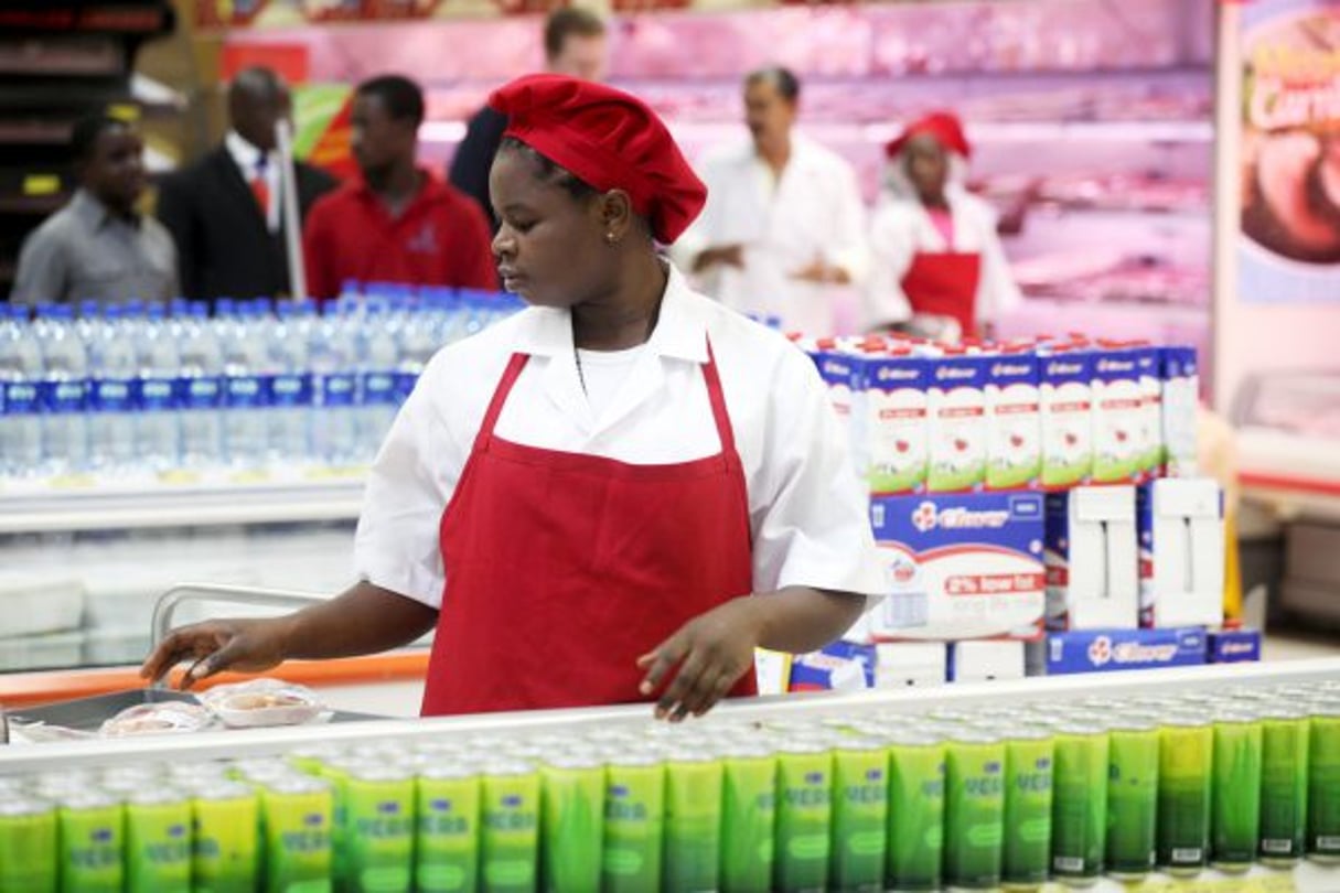 Large choix de marchandises et tarifs attractifs sont les atouts des grandes enseignes qui fleurissent en Afrique, comme ce magasin ShopRite à Lagos. © Akintunde Akinleye/Reuters