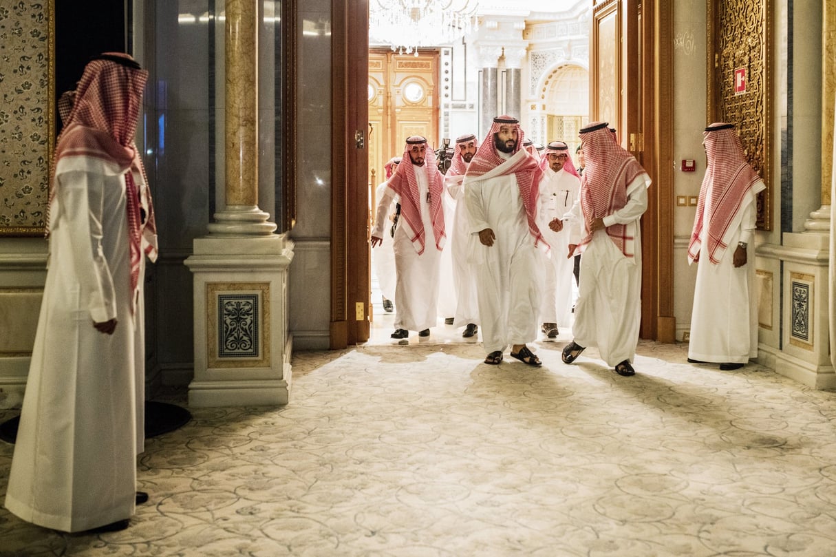 Le prince héritier Mohamed Ibn Salman (au centre) arrivant au Forum international d’investissement, le 24 octobre, à Riyad. © TASNEEM ALSULTAN/NYT-REDUX-REA