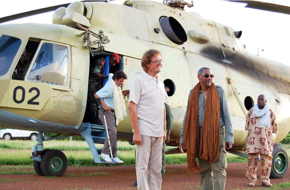 Moustapha Chafi (deuxième à partir de la dr.) avec deux otages libérés, à Ouagadougou, le 23 août 2010. © AHMED OUOBA/AFP