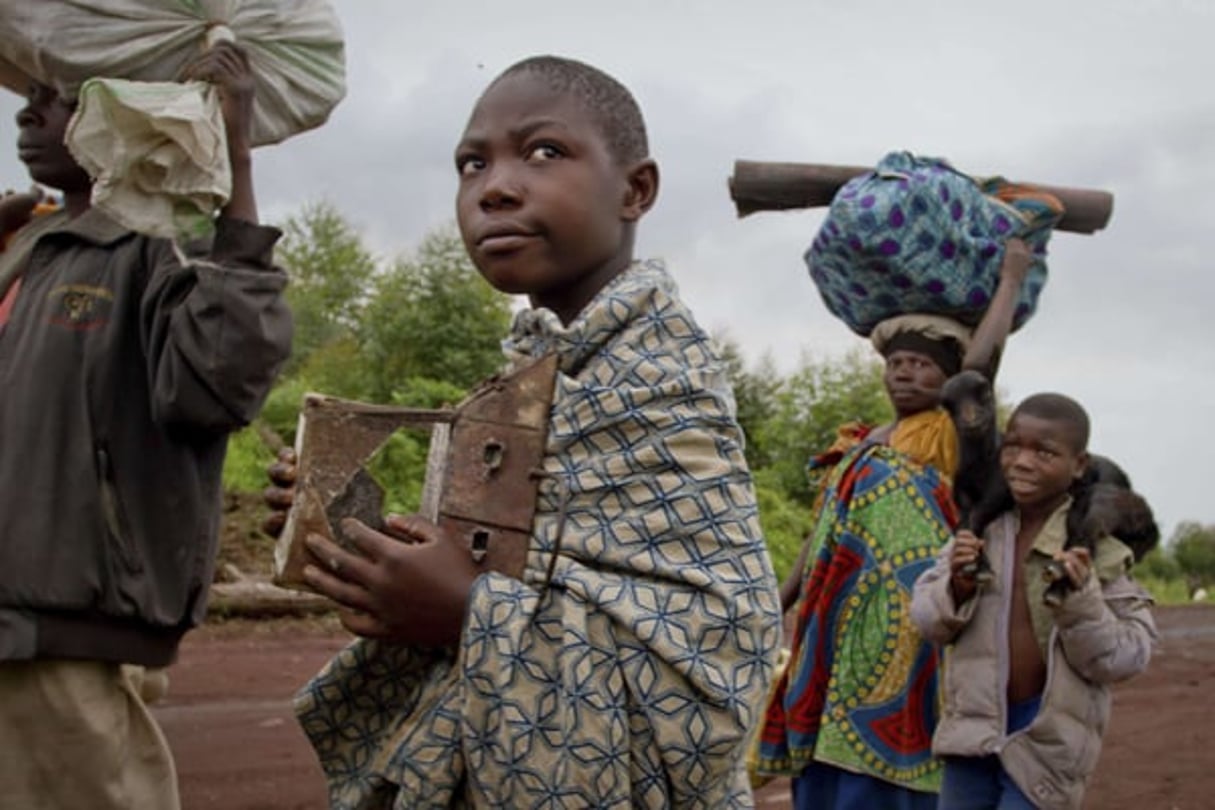 Des enfants fuyant le village de Kibumba après l’arrivée d’une milice en RDC en 2012. © Marc Hofer/AP/SIPA