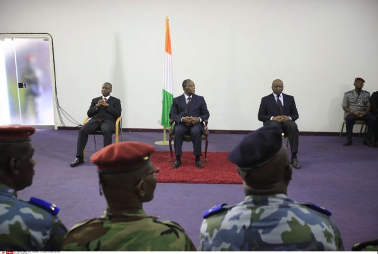 L’influence militaire de Guillaume Soro commence à être remise en question. Ses anciens alliés sont soit morts, soit éloignés, soit plus proches de Ouattara. Ici Soro en 2011 aux côtés de Ouattara rencontrant les anciennes forces pro Gbagbo. © Rebecca Blackwell/AP/SIPA