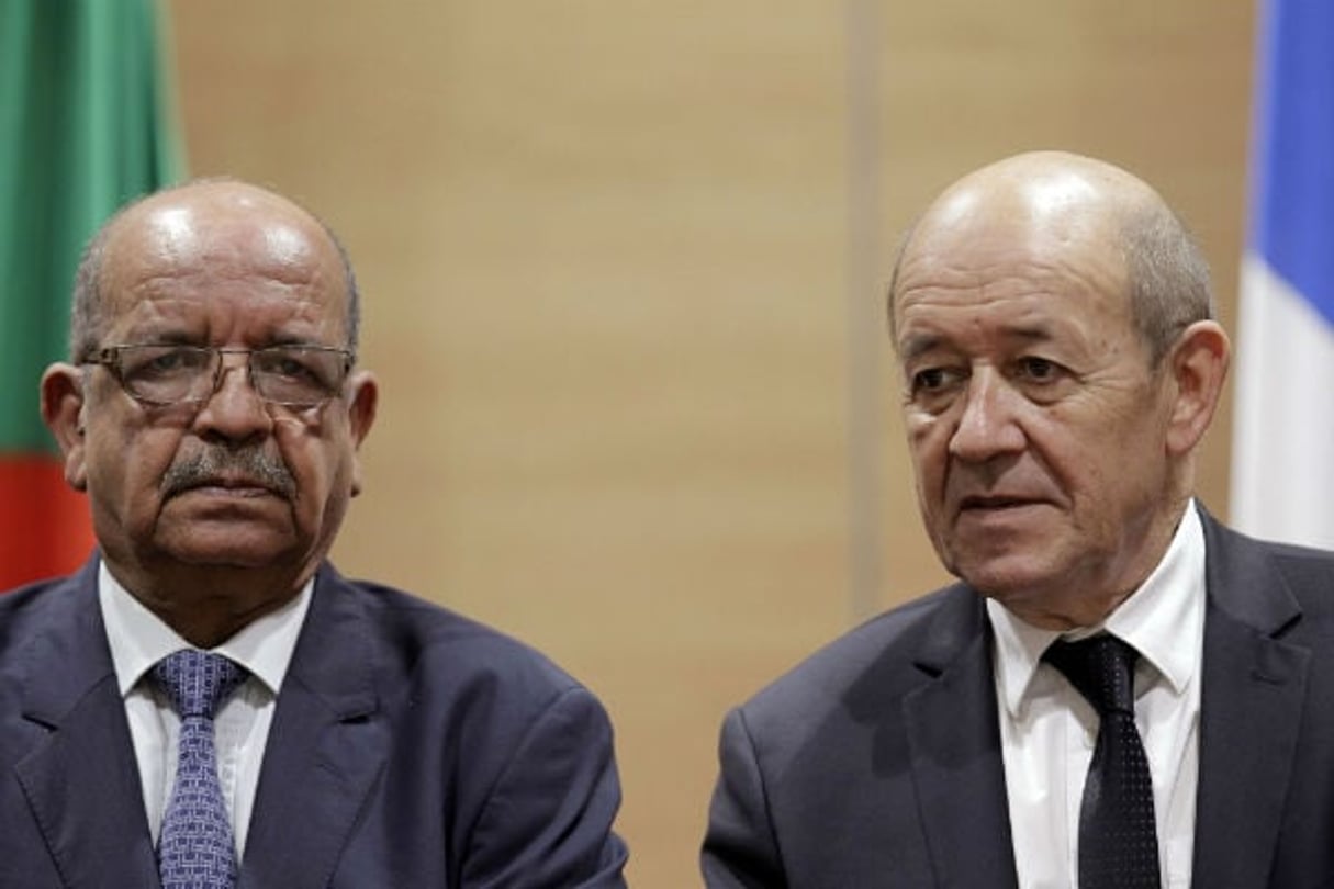 Le ministre des Affaires étrangères français, Jean-Yves Le Drian et son homologue algérien Abdelkader Messahel, le 12 novembre 2017 à Alger. © Anis Belghoul/AP/SIPA