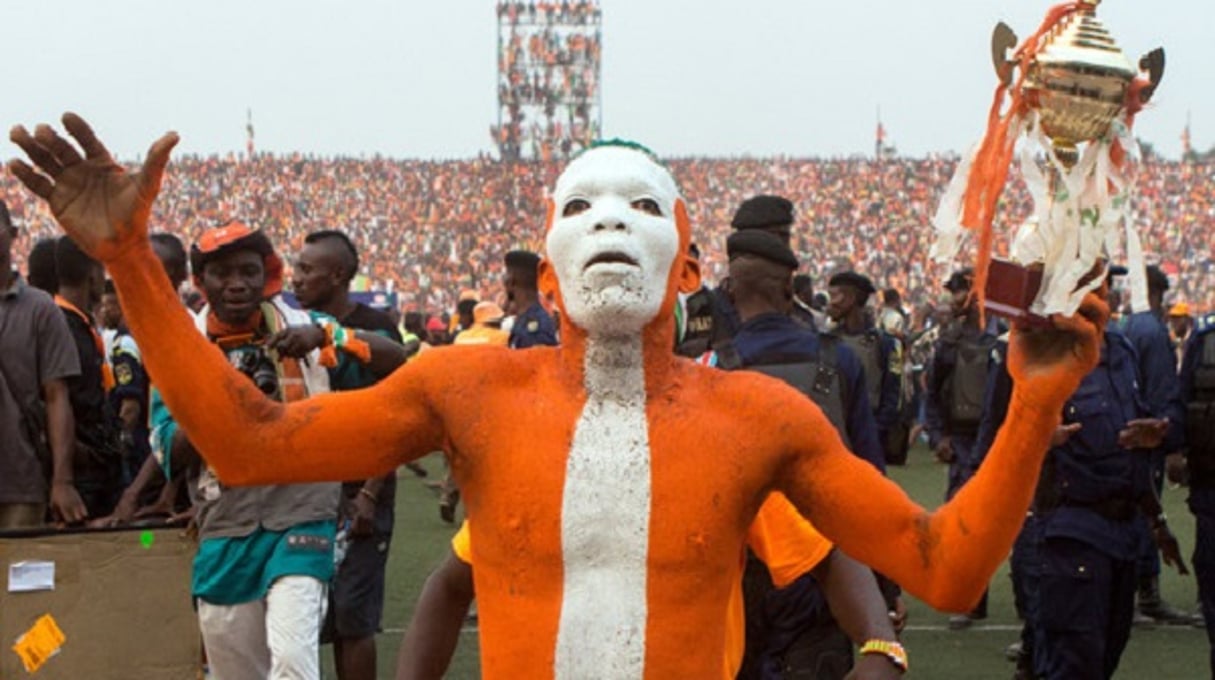 Un supporter dans le stade Tata Raphaël de Kinshasa, le 29 juin 2016. © Gwenn Dubourthoumieu pour JA