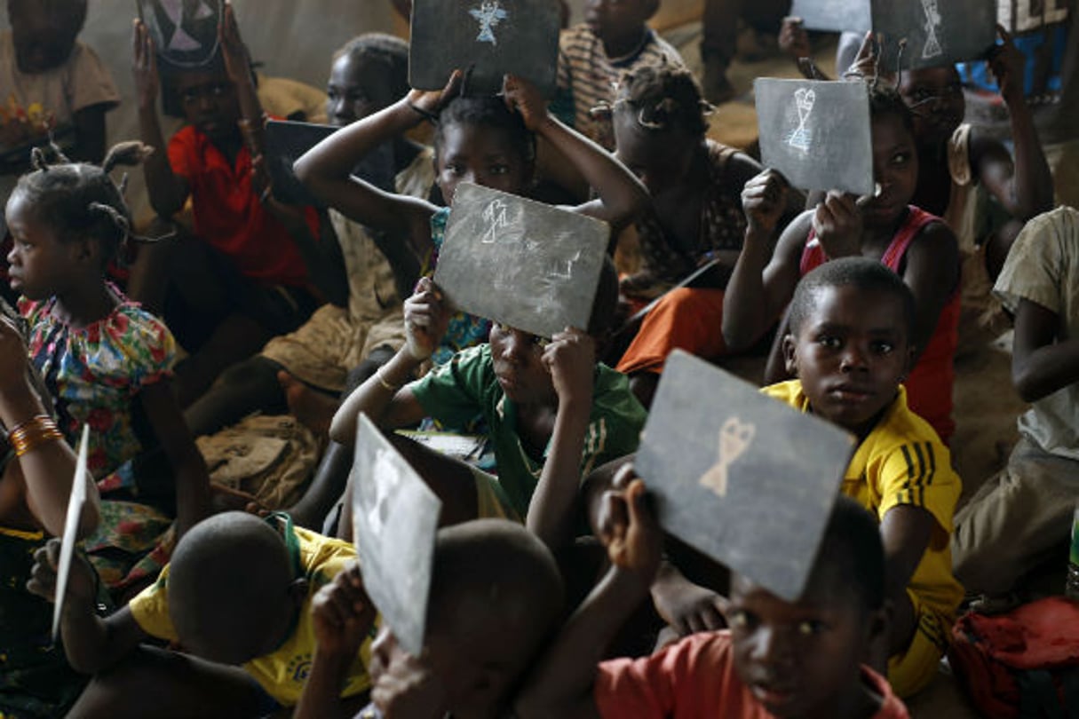 Dans une école du camp de déplacés de Mpoko, près de Bangui, en Centrafrique, le 15 février 2016. © Jerome Delay/AP/SIPA