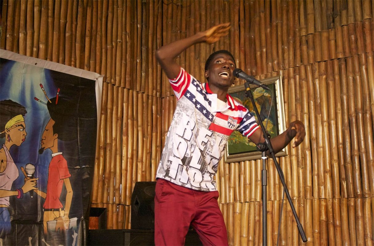 Le slameur Bankole Kolawole à une compétition de poésie slam à Lagos, au Nigéria, le 16 août 2015. © Caelainn Hogan/AP/SIPA