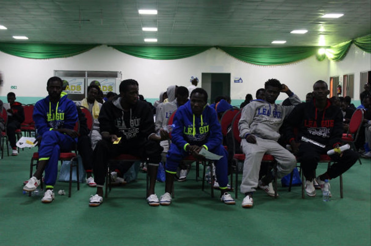 Près de l’aéroport de Dakar, mardi 14 novembre 2017, où 136 migrants de retour de Libye ont été accueillis par les autorités sénégalaises et l’OIM. © Olivier Liffran pour Jeune Afrique