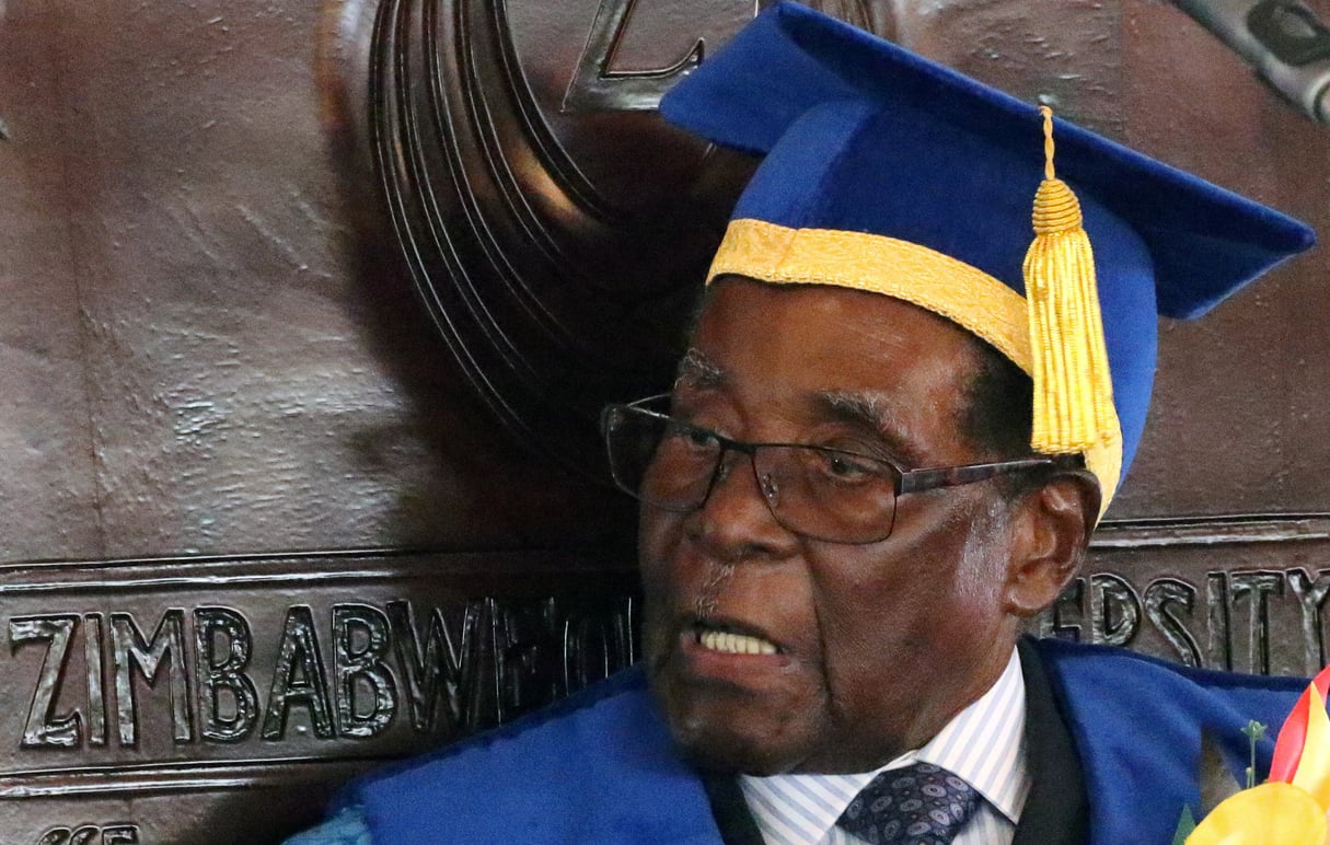 Robert Mugabe lors de la cérémonie de remise de diplômes de l’université Zimbabwe Open, le vendredi 17 novembre 2017. © REUTERS/Philimon Bulawayo