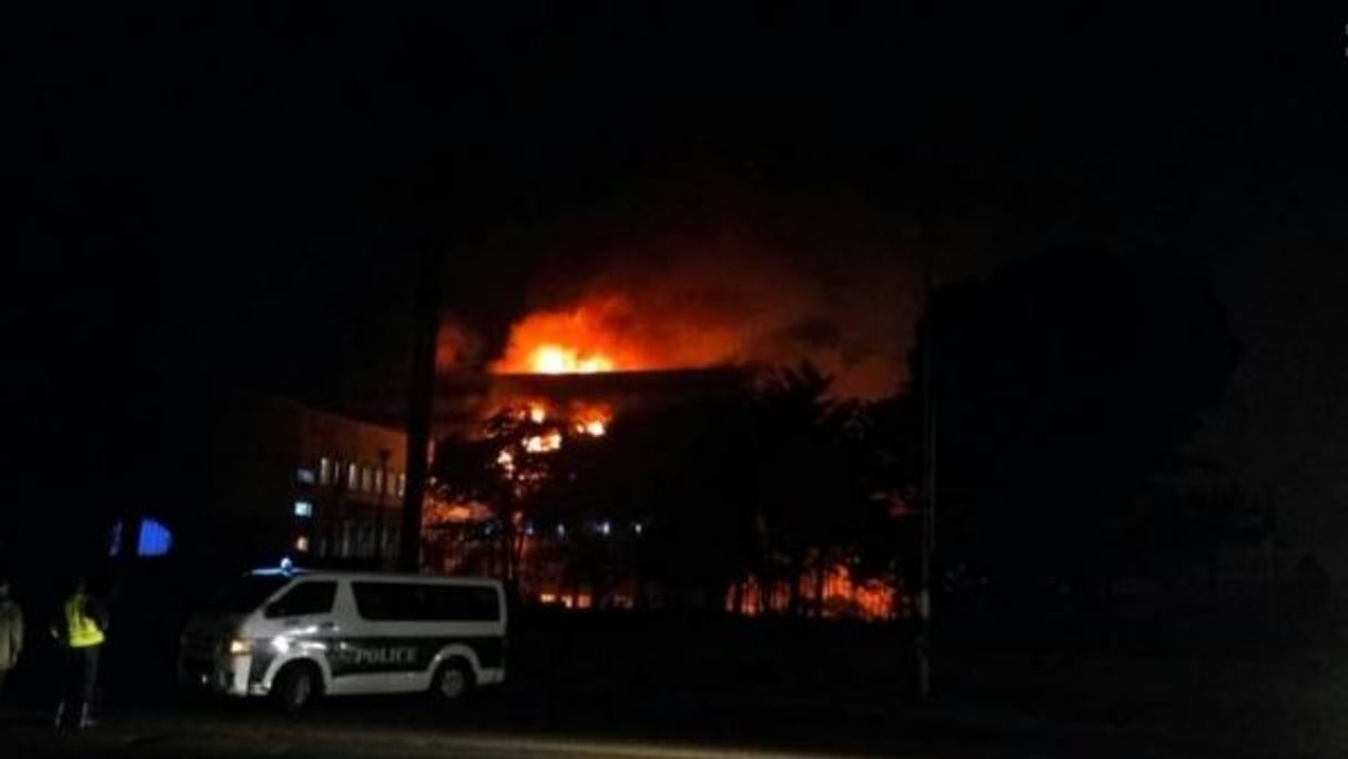 L’incendie a ravagé toute la partie supérieure du bâtiment administratif de l’Assemblée nationale du Cameroun dans la nuit du jeudi 16 au vendredi 17 novembre. © Capture d’écran / Twitter