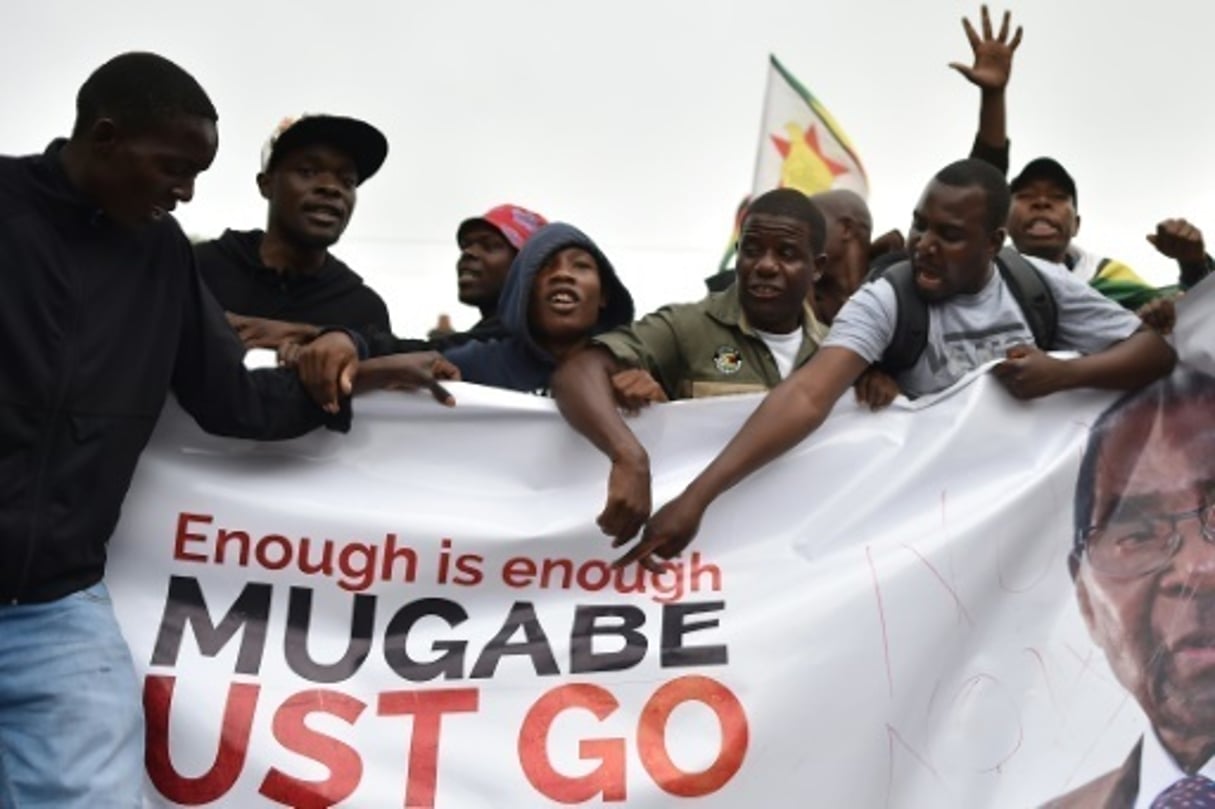 Les Zimbabwéens dans la rue pour demander le départ de Mugabe, le 18 novembre, à Harare © AFP