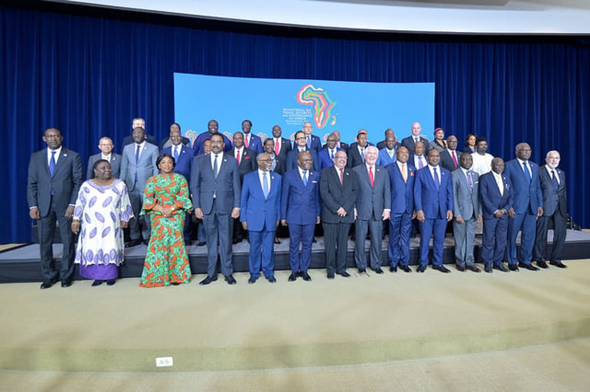 Photo de famille entre Rex Tillerson, secrétaire d’État américain, et 37 ministres africains des Affaires étrangères ou leurs représentants, le 17 novembre 2017, à Washington. © Flickr/CC/Département d’État