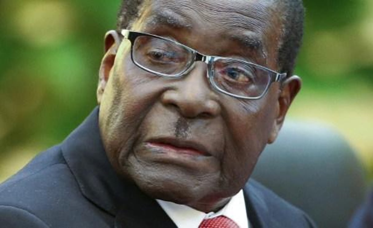 Robert Mugabe est de plus en plus isolé. © AFP