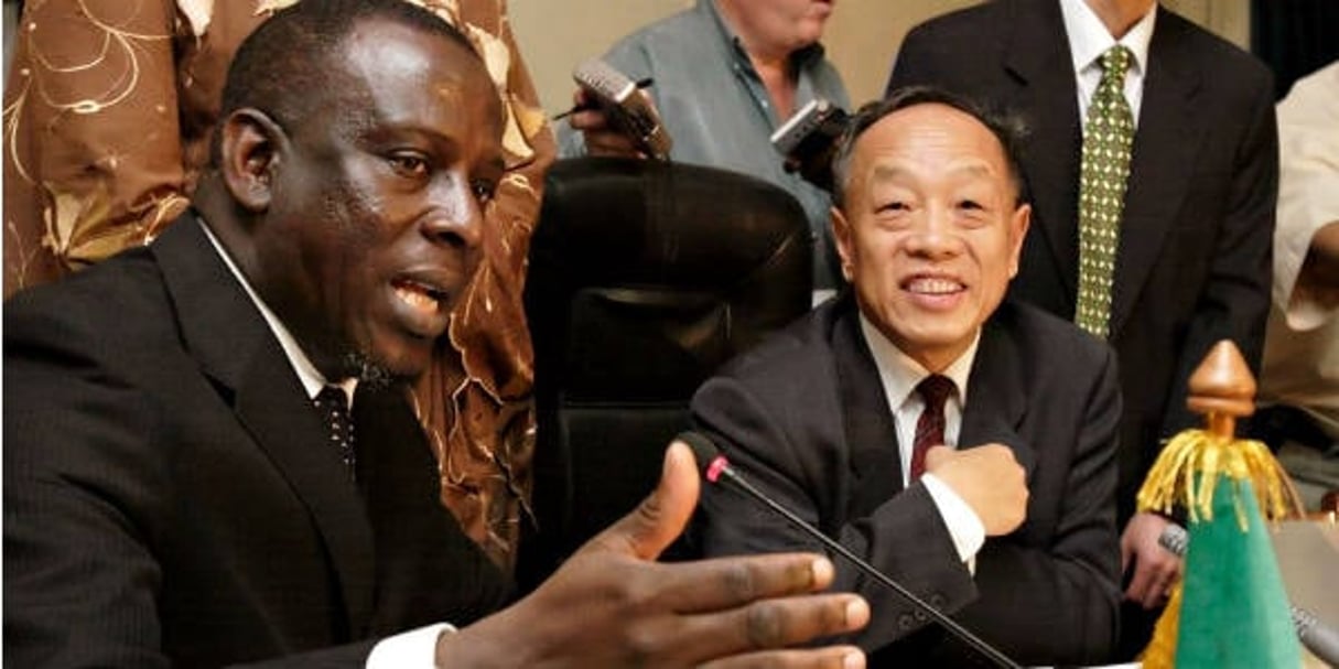 Cheikh Tidiane Gadio, alors ministre sénégalais des Affaires étrangères, en compagnie de son homologue chinois de l’époque, Li Zhaoxing, le 12 janvier 2006, à Dakar. © REBECCA BLACKWELL/AP/SIPA