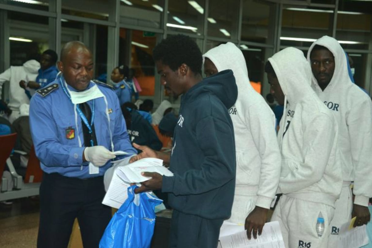 Des migrants camerounais arrivent à l’aéroport de Yaoundé, le 22 novembre 2017, après avoir passé plusieurs mois en Libye. © Reinnier KAZE/AFP