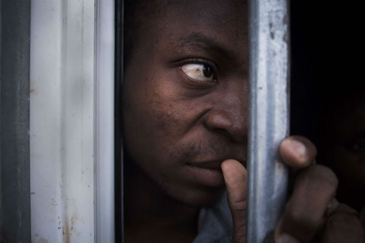 Un migrant subsaharien dans une geôle libyenne, en 2013. © Manu Brabo/AP/SIPA