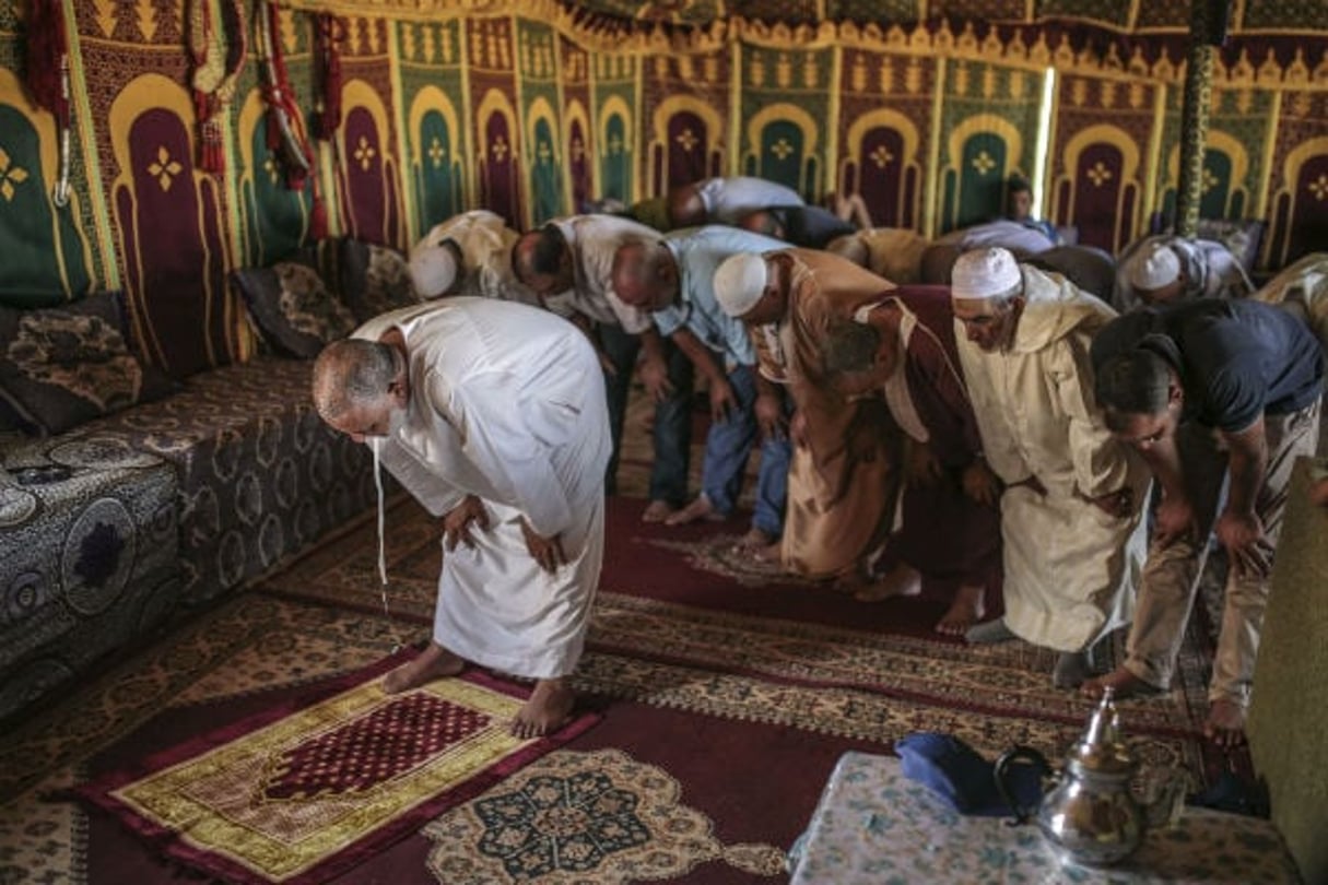 Des fidèles prient dans la mosquée de Mansouria, près de Casablanca, en août 2017. © Mosa’ab Elshamy/AP/SIPA