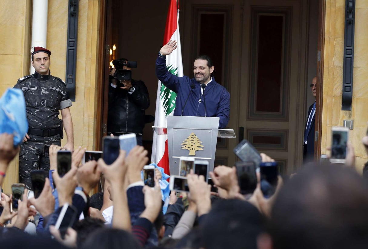 Le chef du gouvernement « démissionné » par Riyad salue ses partisans rassemblés devant sa résidence dans la capitale libanaise, le 22 novembre 2017. © Bilala Hussein/AP/SIPA