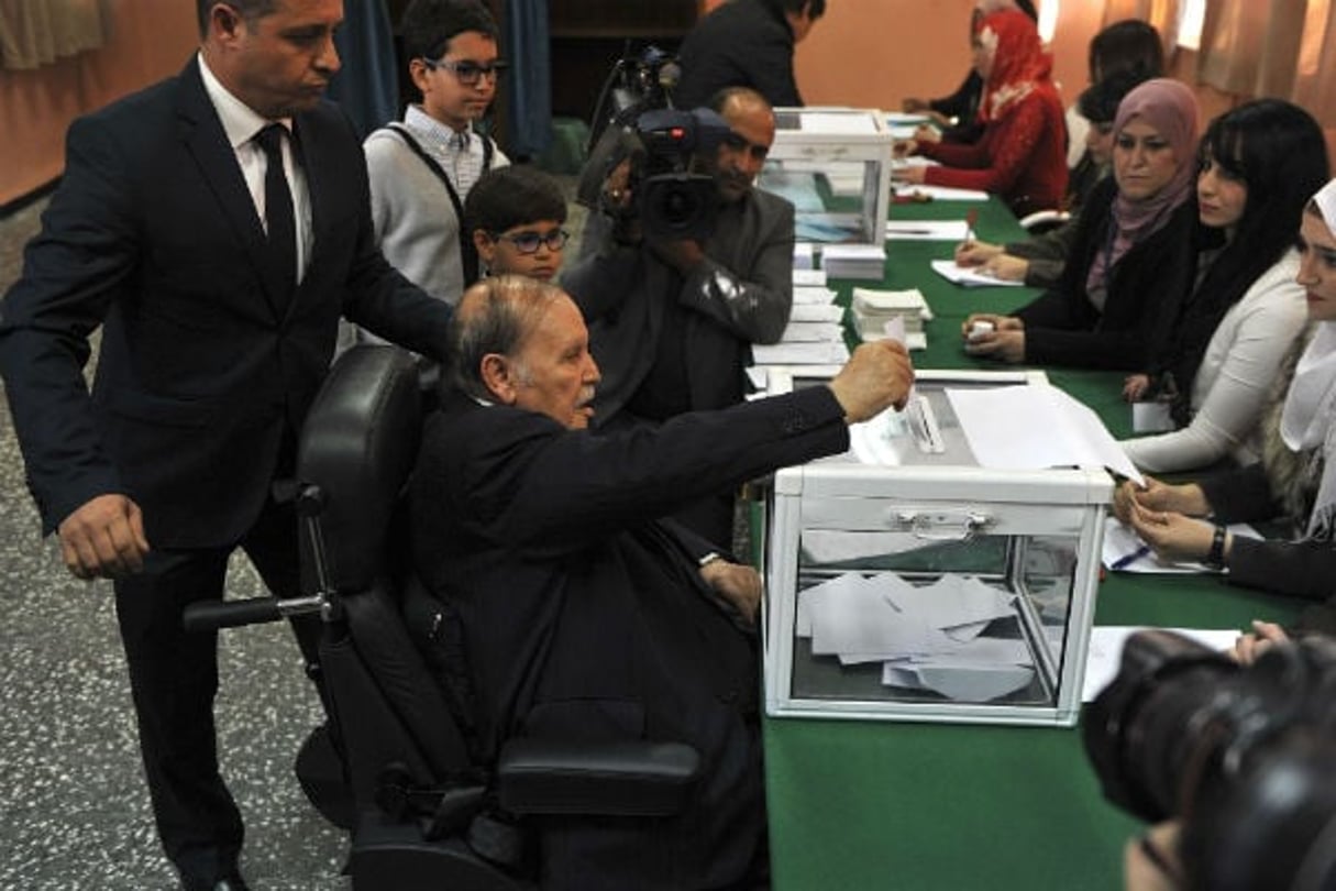 Abdelaziz Bouteflika, dans son bureau de vote d’Alger lors du scrutin local du 23 novembre 2017. © Anis Belghoul/AP/SIPA