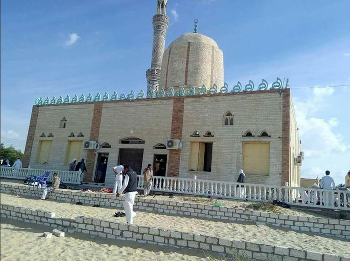 La mosquée al-Rawda de Bir al-Abed après un attentat à la bombe, le 24 novembre 2017, dans le Sinaï égyptien. © AFP / Stringer