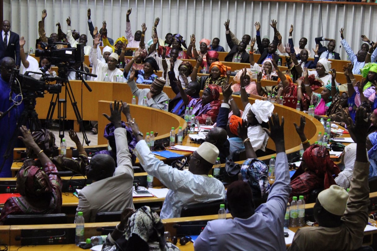 Le vote de l’assemblée pour lever l’immunité de Khalifa Sall, à Dakar, le 25 novembre 2017. © Olivier Liffran, envoyé spécial à Dakar