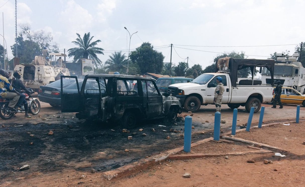 Véhicule de la Minusca incendié par des manifestants, le vendredi 24 novembre à Bangui © Photo : Pacôme Pabandji