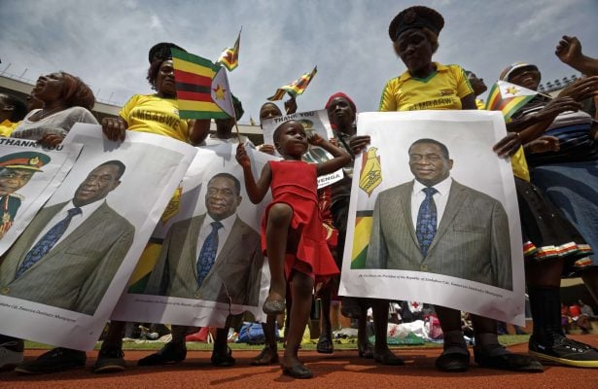 Des sympathisants défilent tenant des affiches du président Emmerson Mnangagwa, lors de son inauguration dans la capitale Harare, au Zimbabwe, le 24 novembre 2017. © Ben Curtis/AP/SIPA