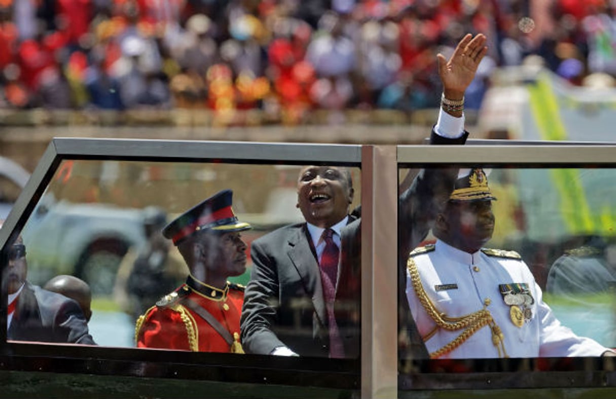 Derrère des vitres pare-balles, Uhuru Kenyatta se rend au stade Kasarani de Nairobi où doit avoir lieu sa cérémonie d’investiture, le 28 novembre 2017. © Ben Curtis/AP/SIPA