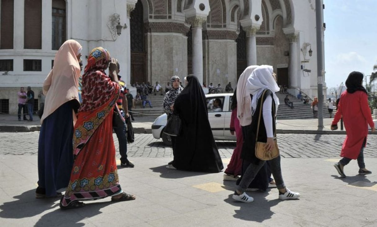 Femmes marchant dans le centre d’Alger, le le 10 août 2016. © Ouahab Hebbat/AP/SIPA