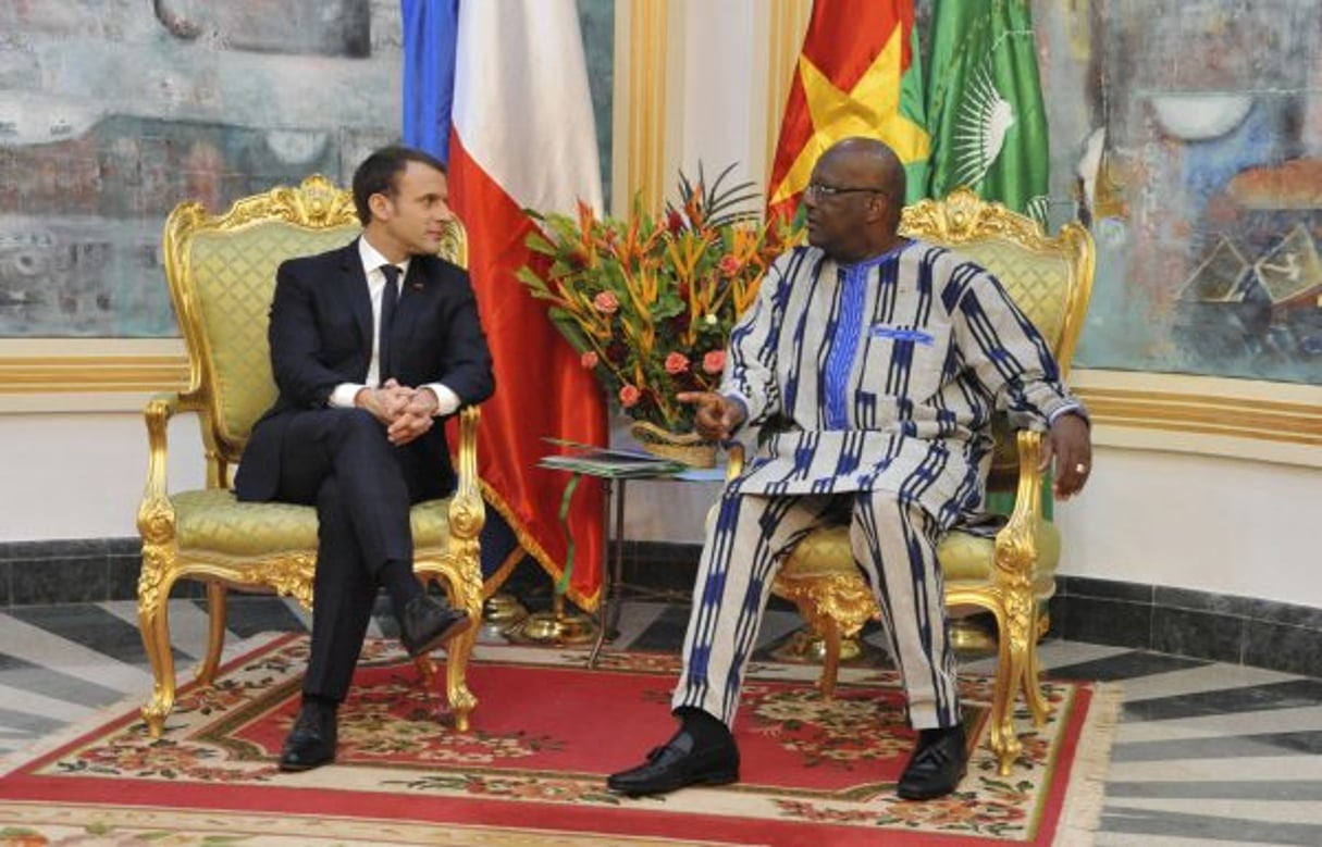 Les présidents Emmanuel Macron et Roch Marc Christian Kabore, à Ouagadougou, le 28 novembre 2017. © AP / SIPA