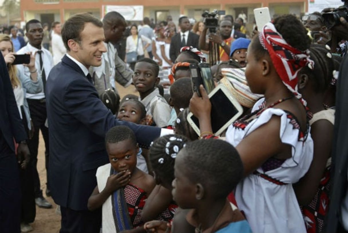 Emmanuel Macron, dans une école de Ouagadougou, après son « grand oral » à l’université, le 28 novembre 2017. © Ahmed Yempabou Ouoba/AP/SIPA