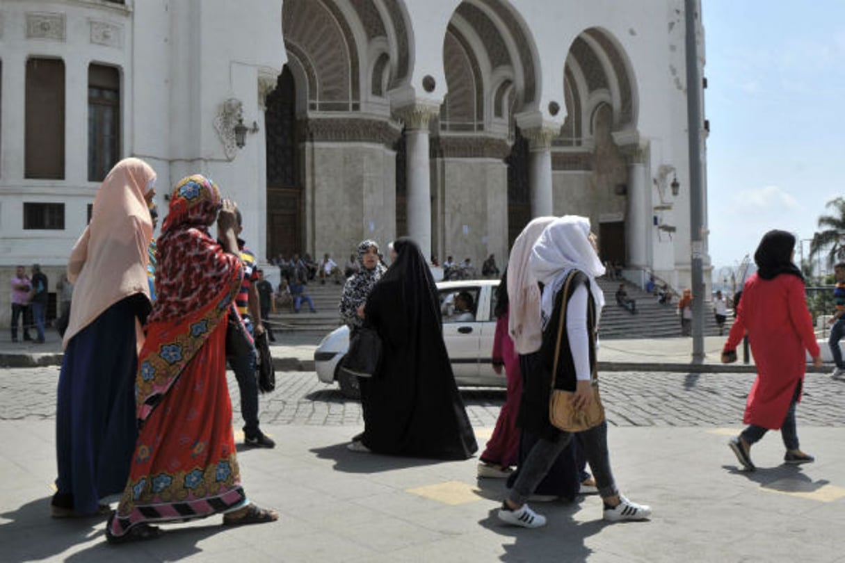 Des femmes dans le centre d’Alger, en août 2016. © Ouahab Hebbat/AP/SIPA