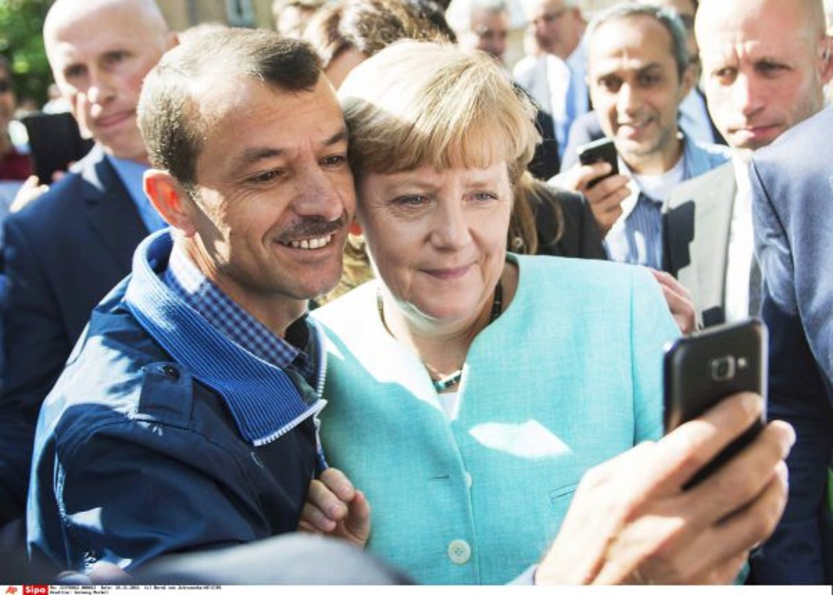 La chancelière pose pour un selfie avec un réfugié, à Berlin, en septembre 2015. © Bernd von Jutrczenka/AP/SIPA