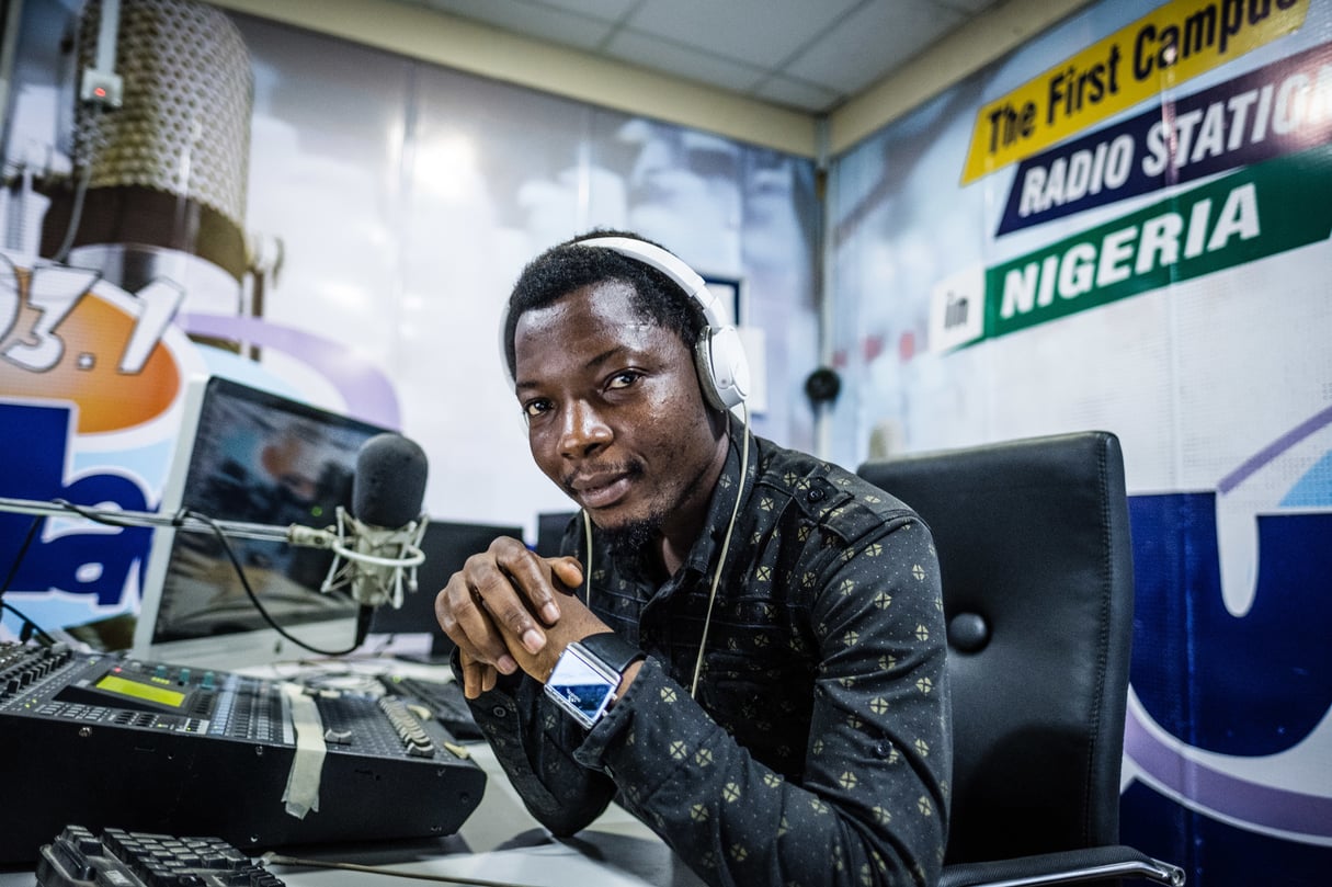 Éric Koufedji, animateur radio togolais arrivé il y a dix ans, présente des émissions en français sur Unilag FM et Metro FM. &copy; Tom Saater pour JA