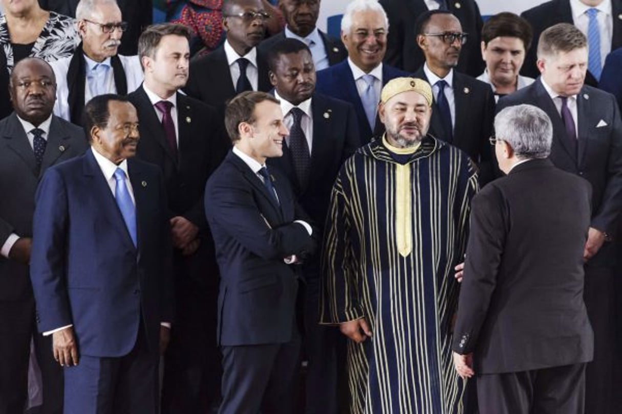 Photo de famille, à Abidjan, le 29 novembre. Ahmed Ouyahia (de dos) salue Mohammed VI. © Geert Vanden Wijngaert/AP/SIPA