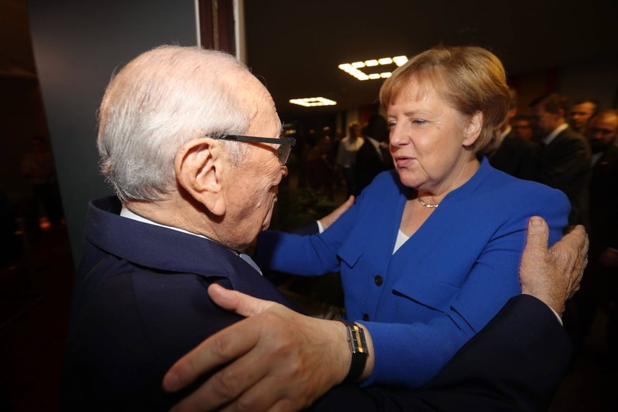 L’ex-président de la République tunisienne, feu Béji Caïd Essebsi, et la chancelière allemande Angela Merkel, lors du Sommet UE-UA, en novembre 2017 à Abidjan (image d’illustration). © Ministère tunisien des Affaires étrangères