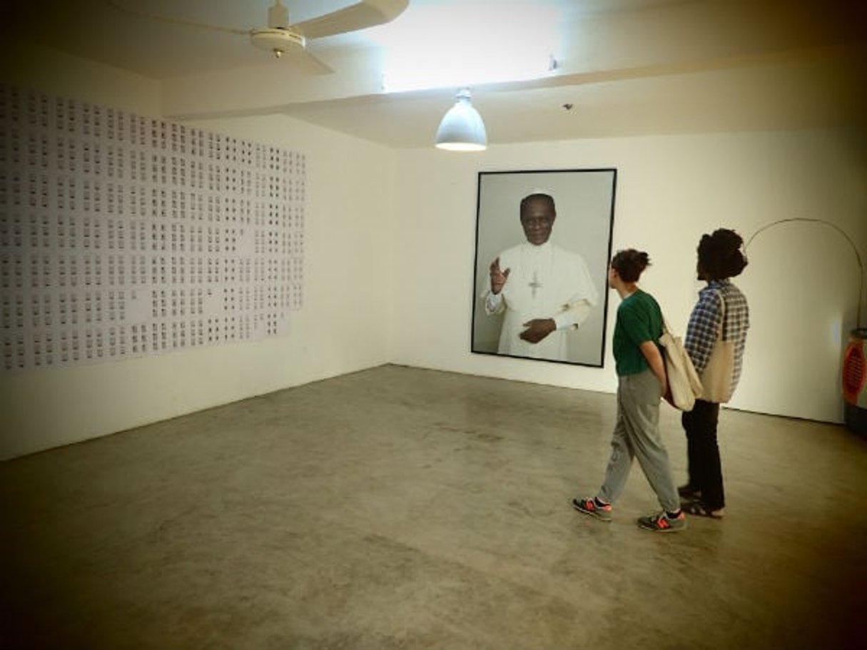 Les photos de Samuel Fosso exposées à la Galerie Medina, à Bamako. © Nicolas Michel pour JA